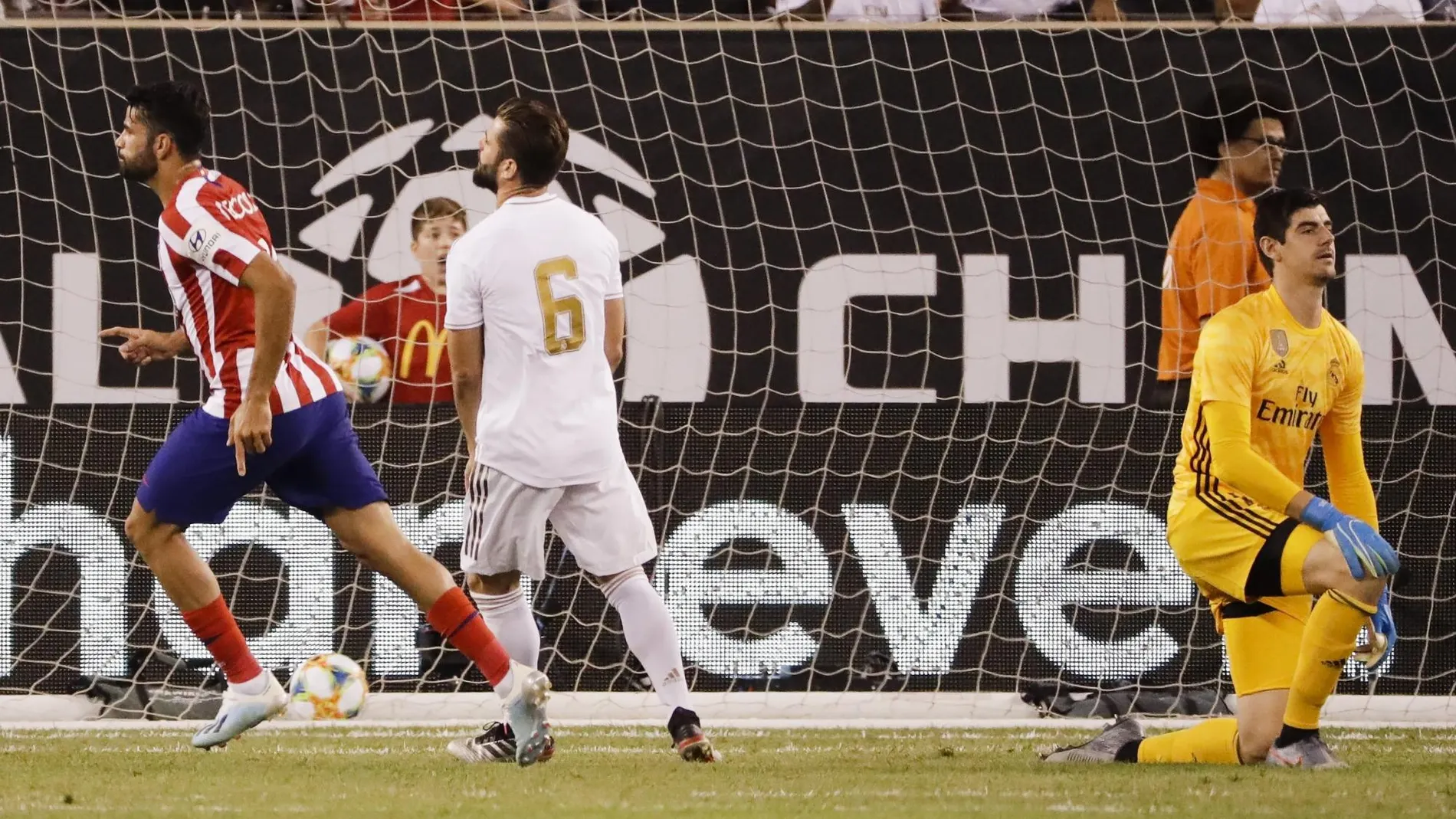 Diego Costa celebra el tanto que consiguió de penalti