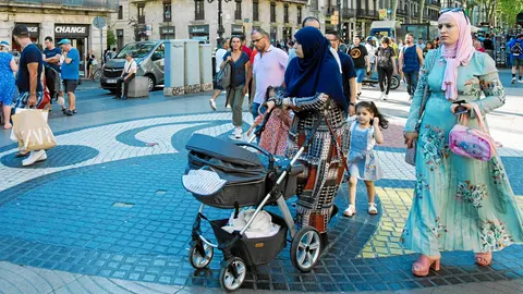Dos años después de los trágicos atentados, Las Ramblas vuelven a brillar y acogen a cientos de turistas / Foto: Adrián Quiroga