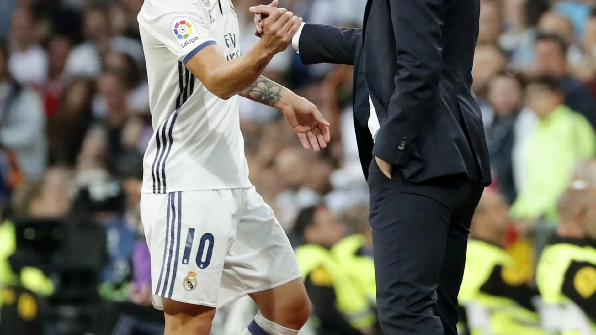 James saluda a Zidane en su última temporada en el Real Madrid