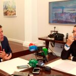 El ministro principal de Gibraltar, Fabian Picardo (i), junto al alcalde de la Línea (Cádiz), Juan Franco, durante de hoy en la colonia. EFE/A.Carrasco Ragel.
