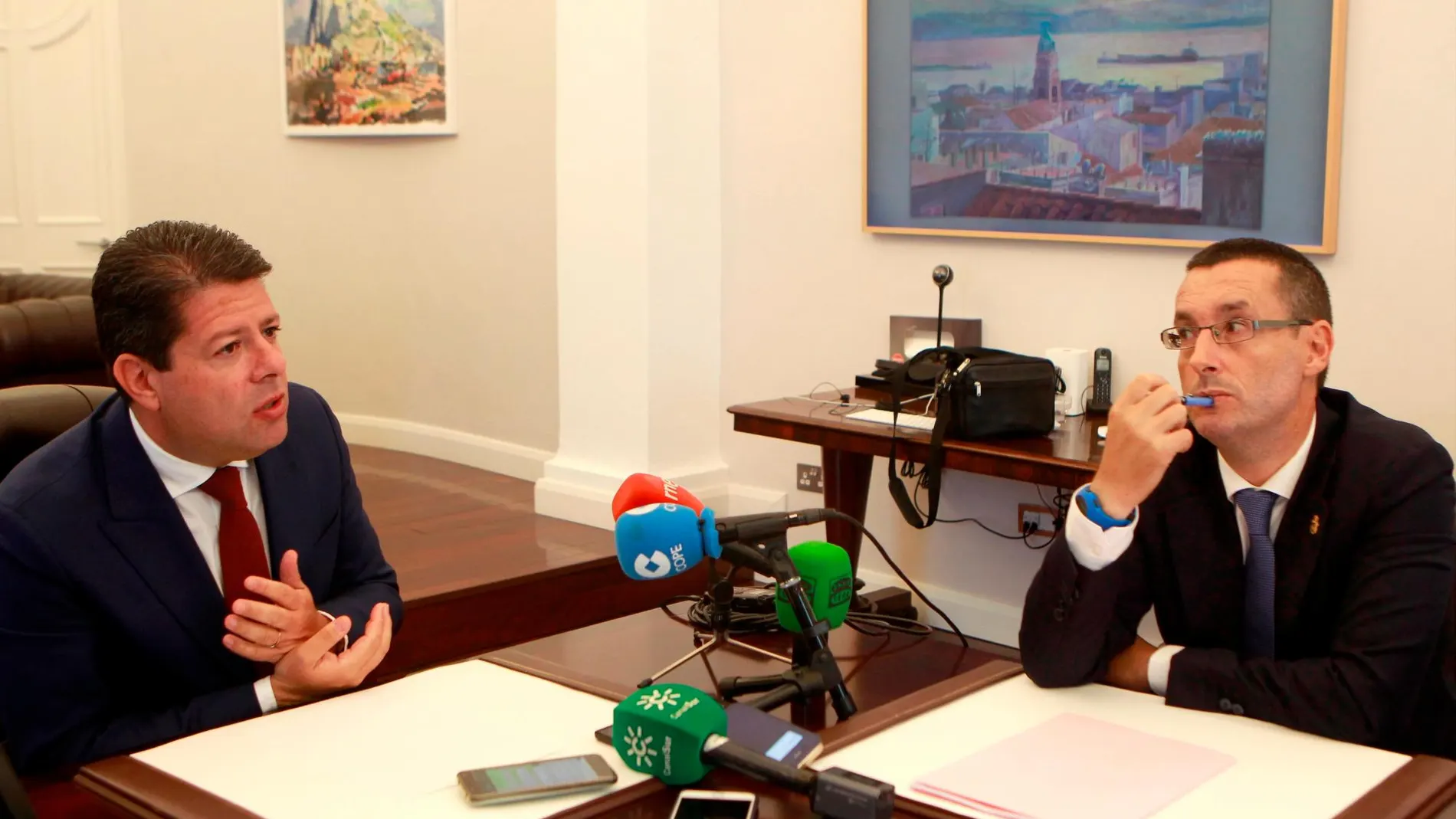 El ministro principal de Gibraltar, Fabian Picardo (i), junto al alcalde de la Línea (Cádiz), Juan Franco, durante de hoy en la colonia. EFE/A.Carrasco Ragel.
