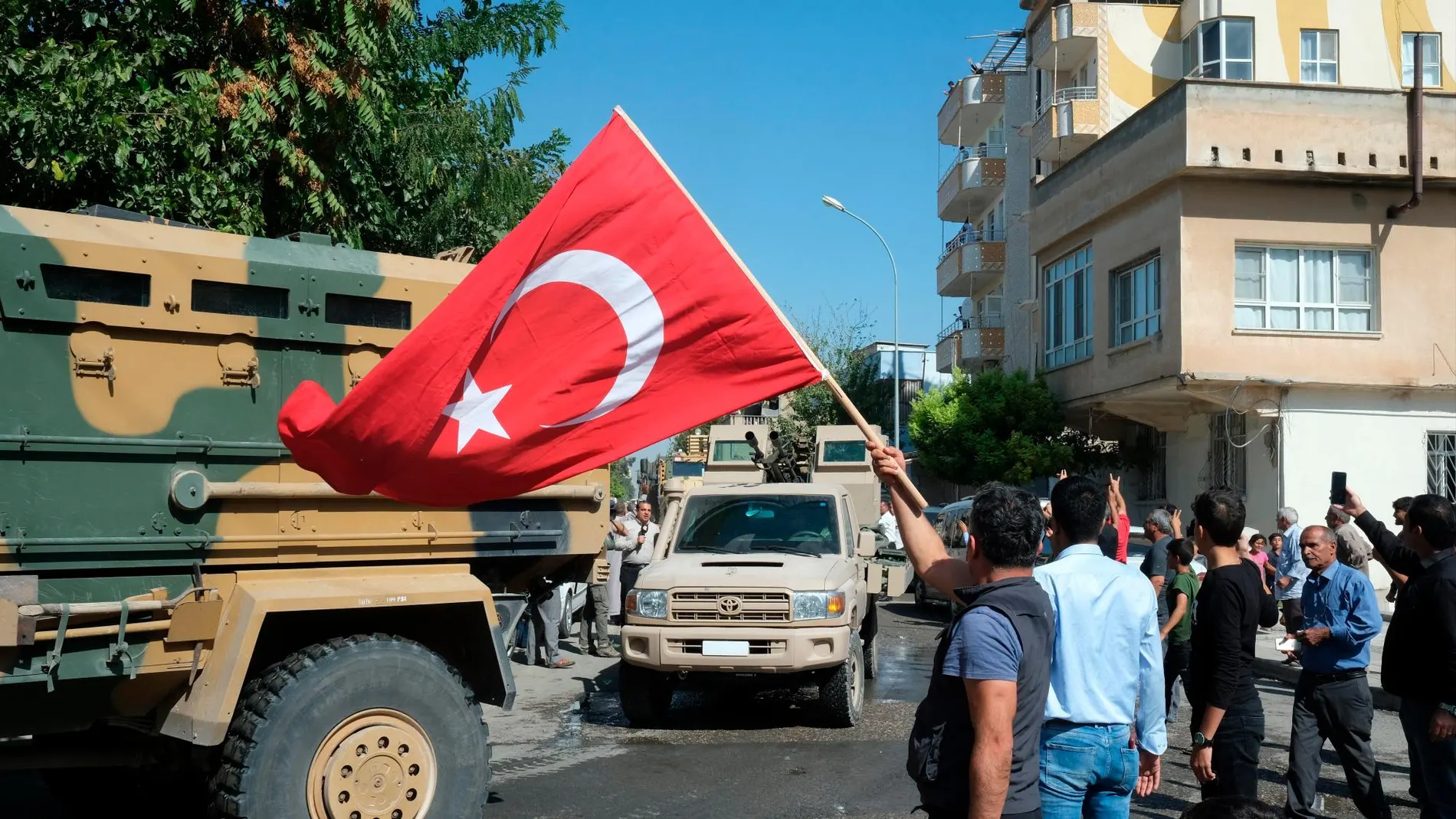 Vecinos de Akcakale saludan a los soldados turcos que se dirigen al norte de Siria/Foto: Efe
