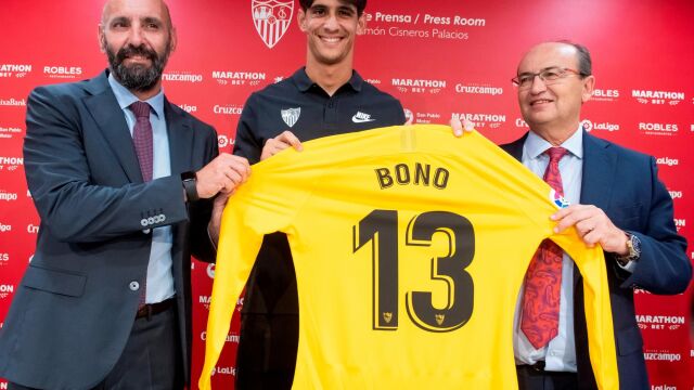 El guardameta internacional marroquí Yassine Bounou ‘Bono’ (c), junto al presidente del Sevilla, José Castro (d), y el director deportivo, Ramón Rodríguez “Monchi” (i), sostienen una camiseta del equipo con su nombre durante su presentación hoy como jugador del Sevilla cedido por el Girona con una opción de compra al final de la campaña / Foto: Efe