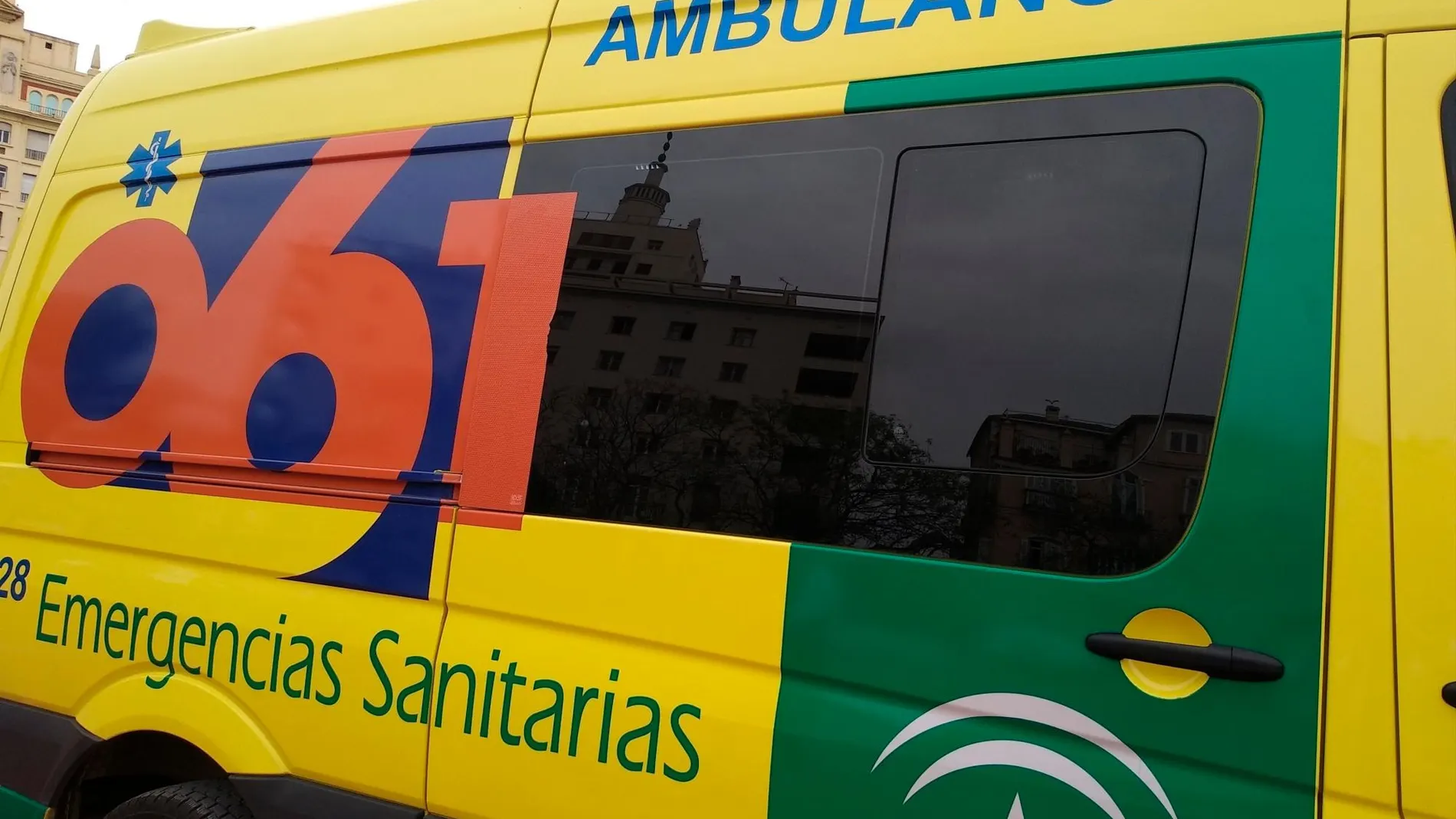 Los efectivos sanitarios intentaron sin éxito reanimar al joven fallecido en Fuengirola/ Foto: EP