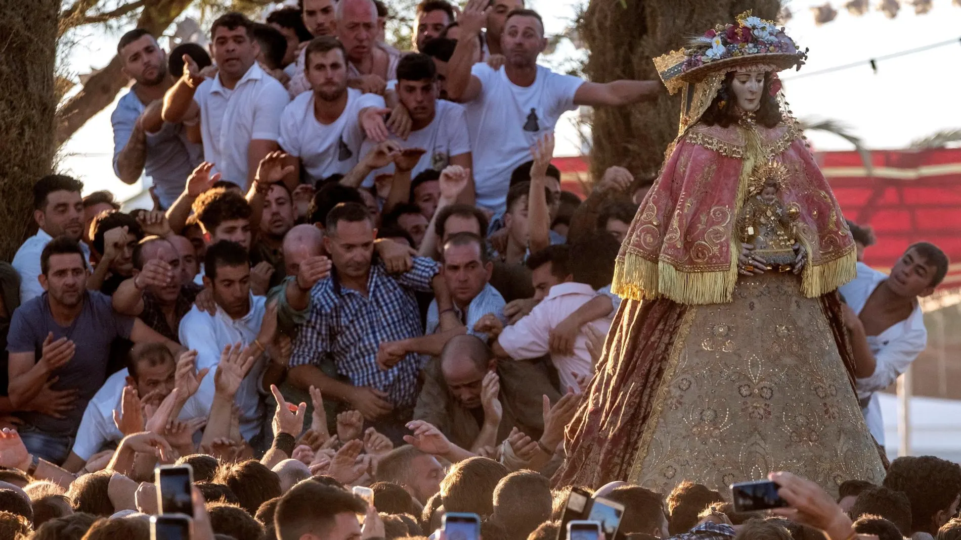 La Blanca Paloma, señora de las Marismas, ante miles de fieles / Foto: Efe