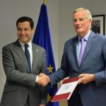 El presidente de la Junta de Andalucía, Juanma Moreno, se reúne en Bruselas con el negociador jefe de la Unión Europea para el Brexit, Michel Barnier / La Razón