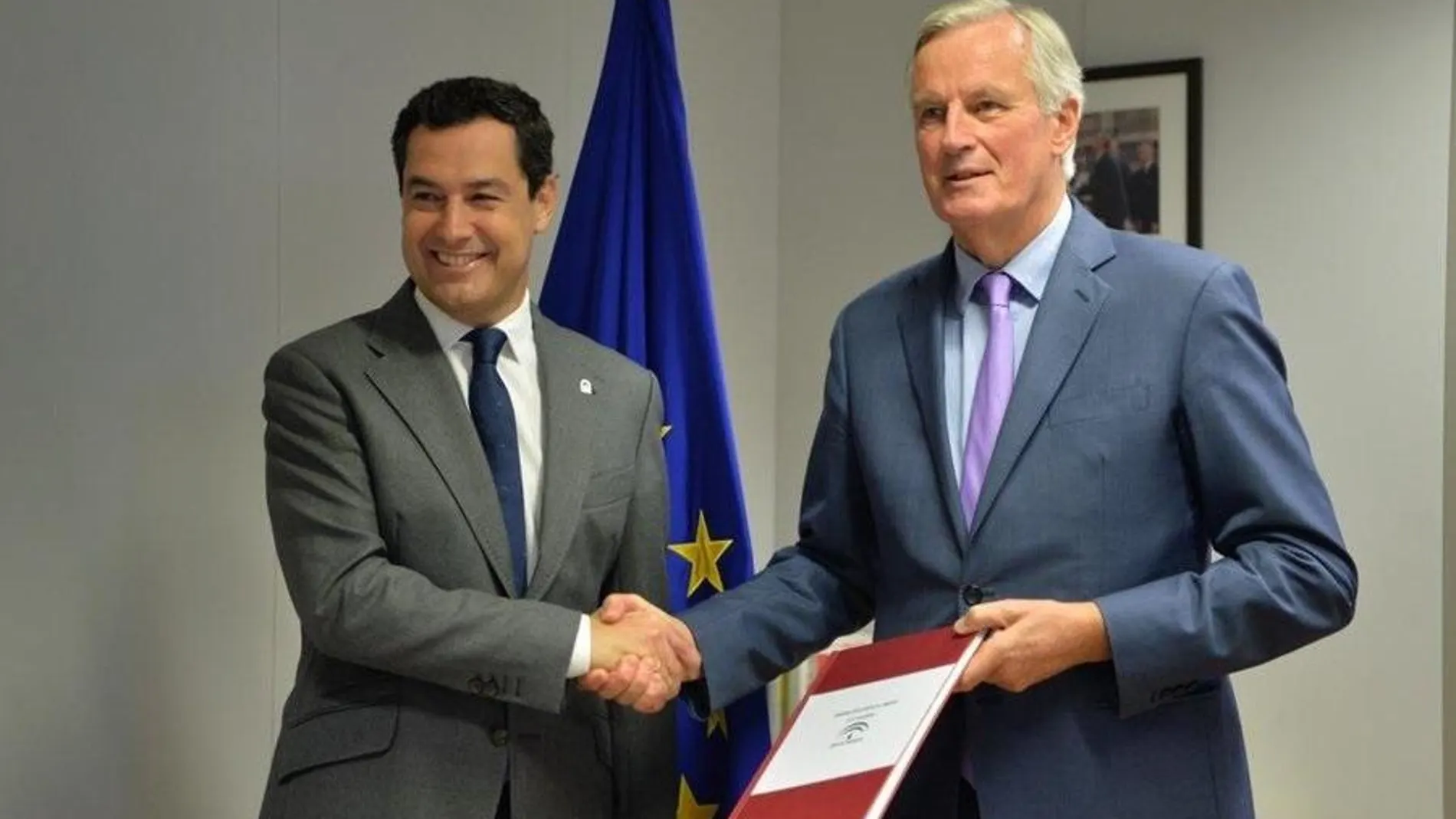 El presidente de la Junta de Andalucía, Juanma Moreno, se reúne en Bruselas con el negociador jefe de la Unión Europea para el Brexit, Michel Barnier / La Razón