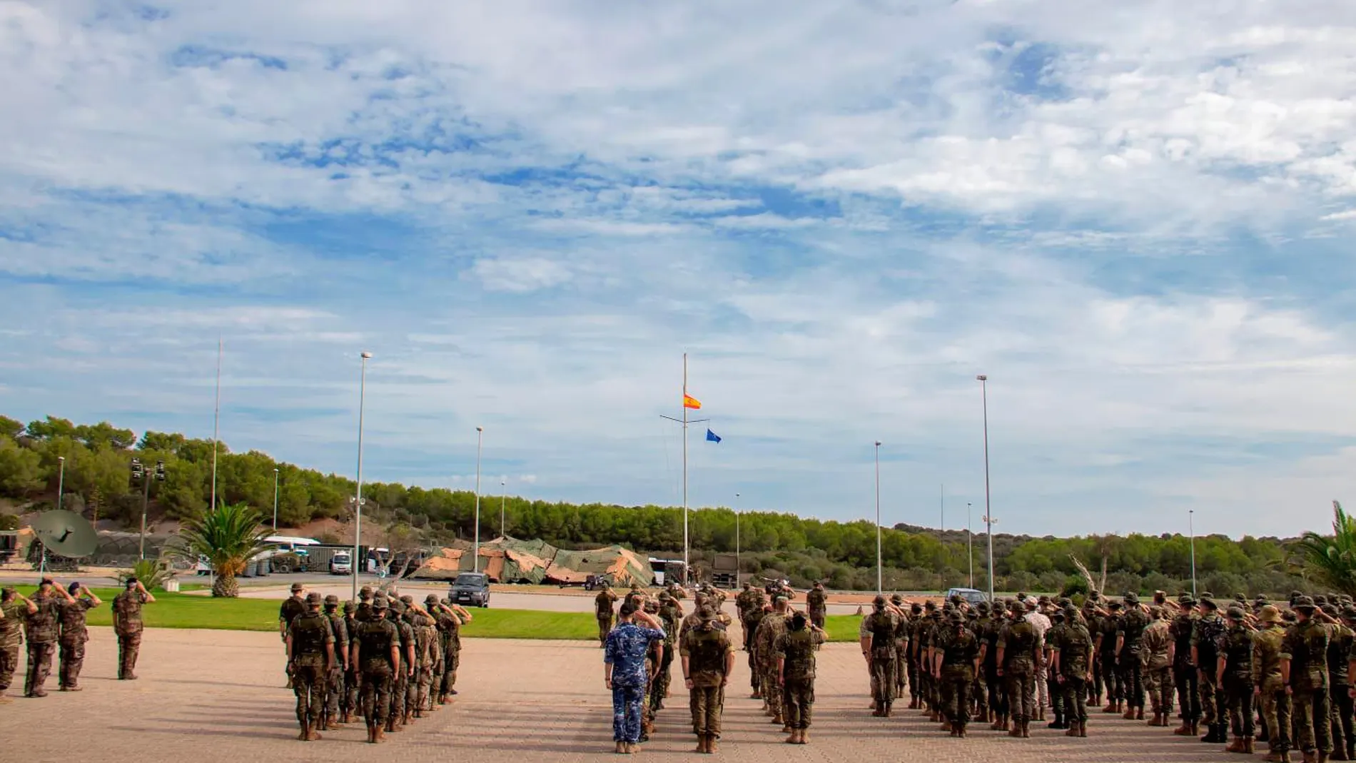 Las banderas de la OTAN y la de España se izaron juntas frente a los participantes de las maniobras Trident Jackal 19