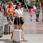 Varios turistas con sus maletas / Foto: Efe