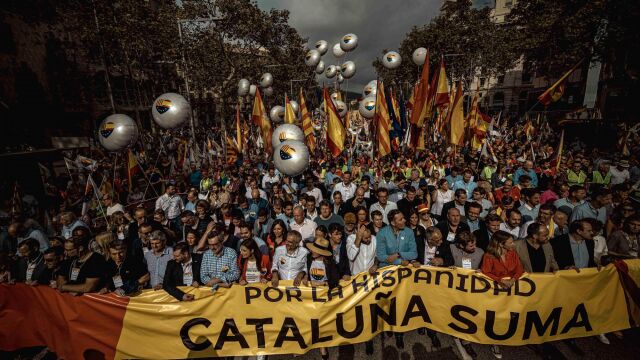 12 October 2019, Spain, Barcelona: Anti-separatist Catalans march in support of the indivisibility of Spain and against the Catalan independence movement on Spain's National Day. Photo: Matthias Oesterle/ZUMA Wire/dpa12/10/2019 ONLY FOR USE IN SPAIN