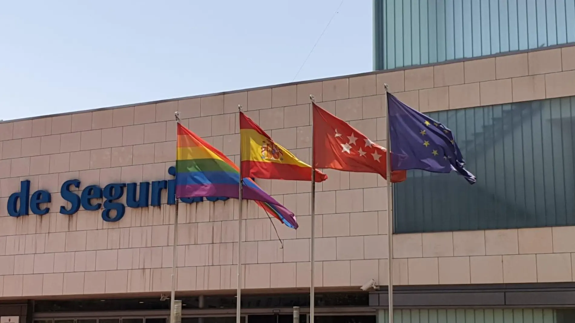 La bandera del Orgullo ondea en el Centro de Seguridad de Alcorcón y se ha retirado la de Alcorcón