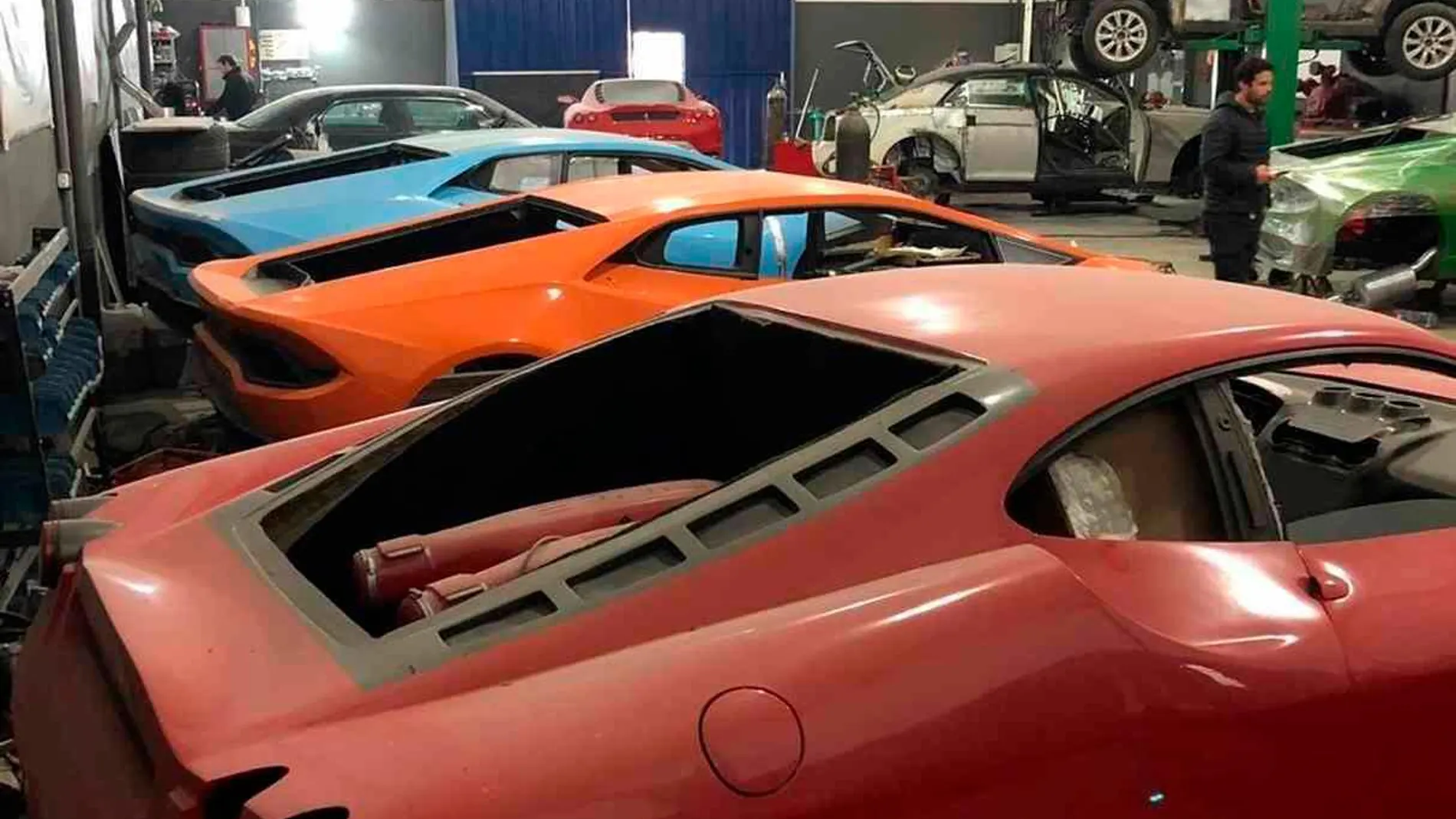 La Policía Civil de Itajaí compartió una foto que muestra partes de carros de la fábrica clandestina descubierta el 15 de julio de 2019