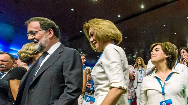 Cospedal y Sáenz de Santamaría junto a Mariano Rajoy, hace un año, en las primarias que ganó Pablo Casado / Foto: Alberto R. Roldán