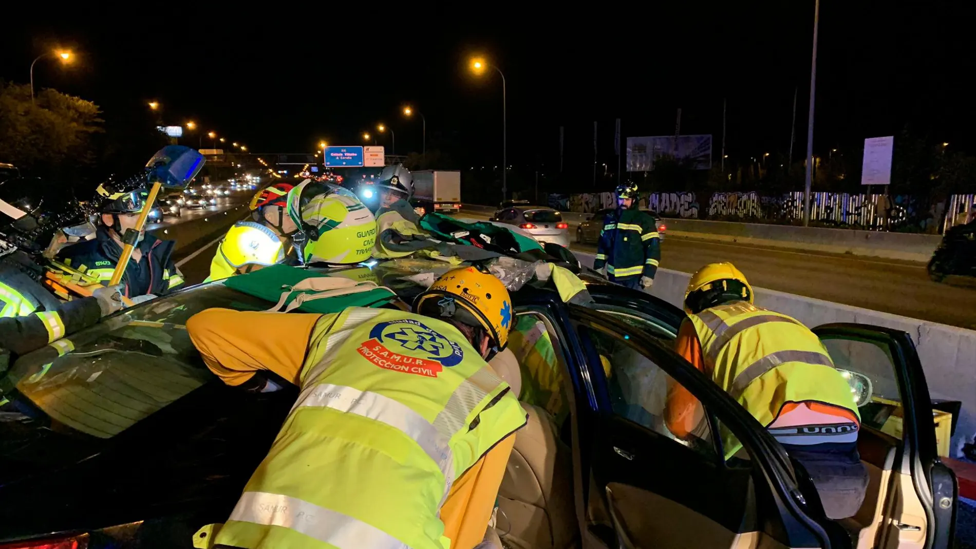 Los miembros de emergencias en un momento del rescate. Foto: Twitter Emergencias Madrid