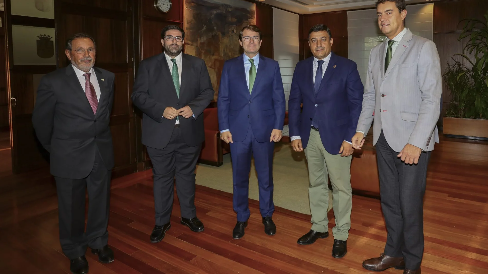 El presidente Alfonso Fernández Mañueco junto al consejero Ángel Ibáñez, Carlos García, Jesús Manuel Sánchez e Ignacio Paradinas