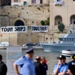 Pancartas a favor de los migrantes en Malta/AP