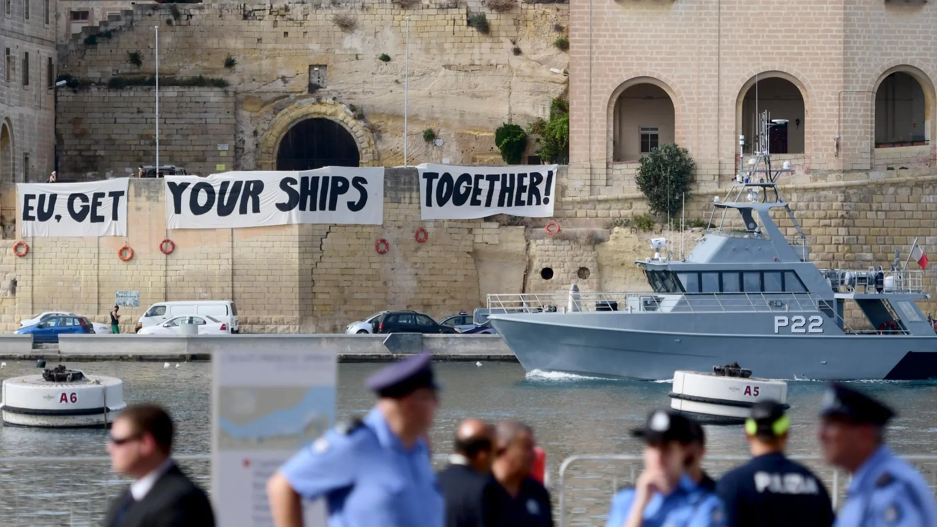 Pancartas a favor de los migrantes en Malta/AP