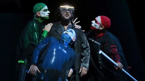 Jorge de León junto a Ping, Pang y Pong en esta "Turandot"de Franc Aleu