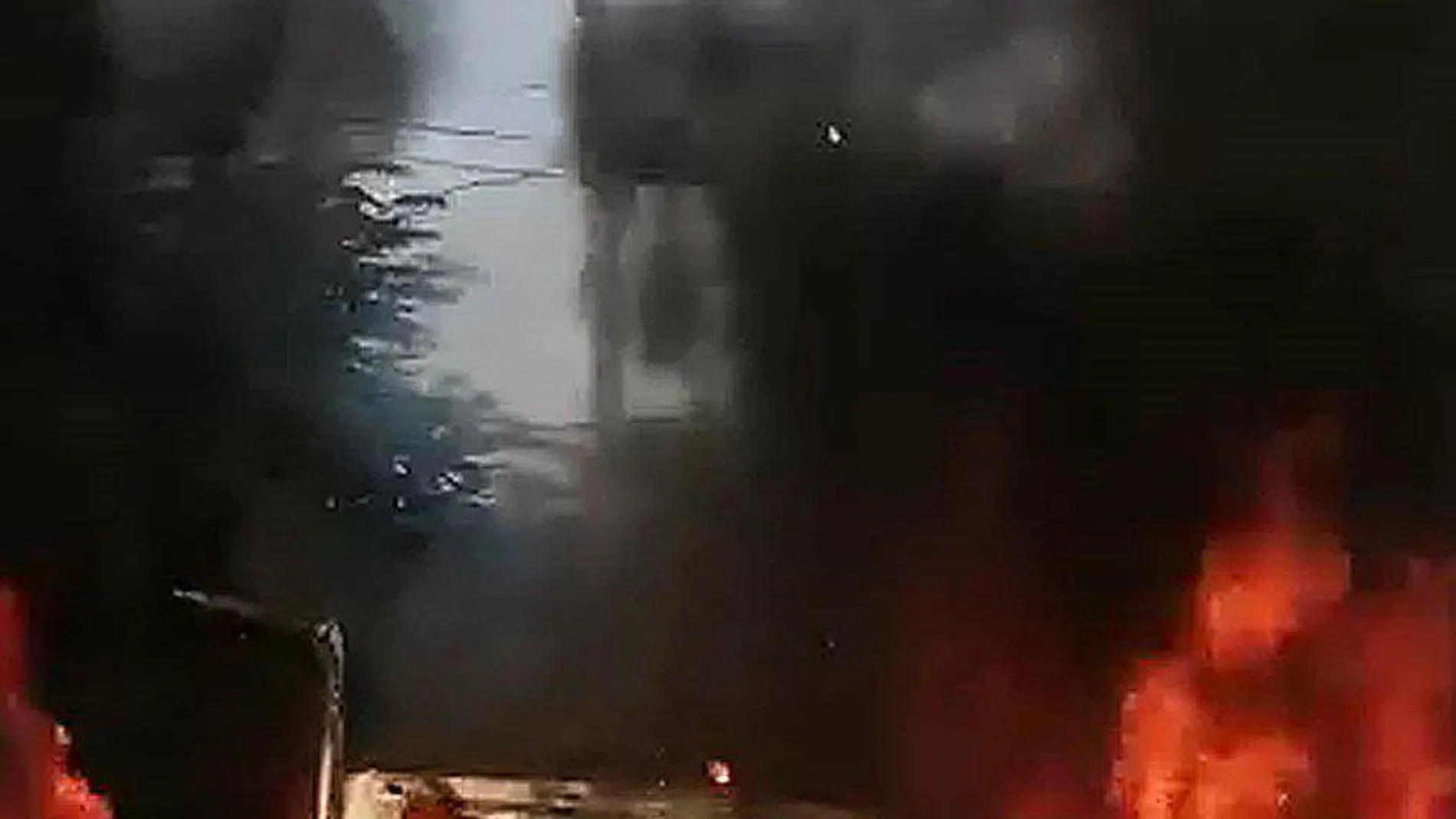 Una patrulla de la policía estatal incinerada tras ser emboscada por un grupo armado en Aguililla, estado de Michoacán / EFE