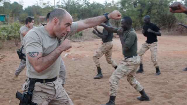 Militares españoles enseñan técnicas de combate cuerpo a cuerpo a soldados malienses