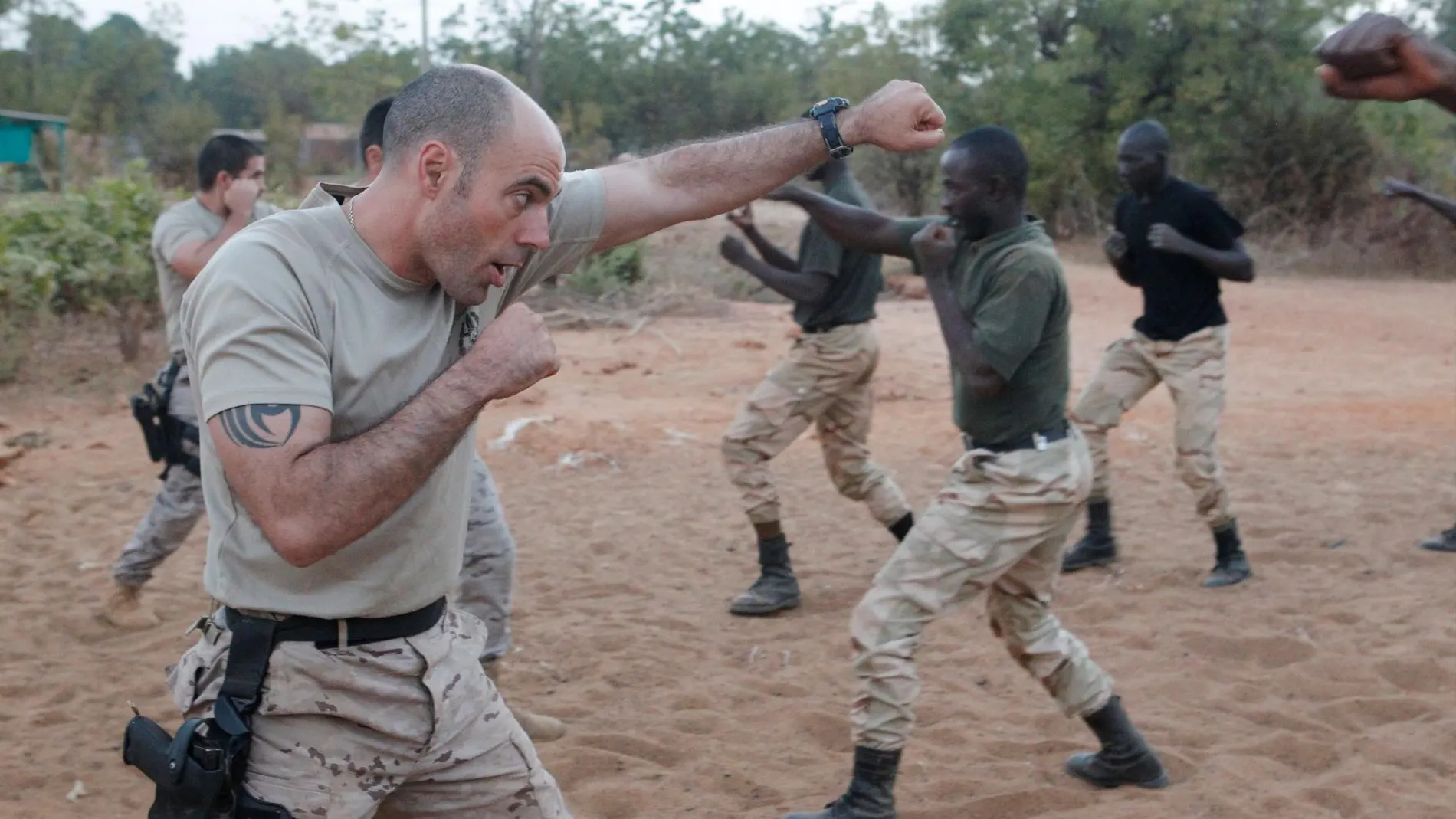 Militares españoles enseñan técnicas de combate cuerpo a cuerpo a soldados malienses