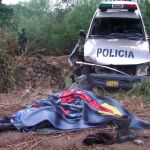Fotografía del 16 de noviembre de 2008, de los cuerpos de tres policías que fueron asesinados en una emboscada atribuida a los remanentes del grupo guerrillero Sendero Luminoso en alianza con el narcotráfico.