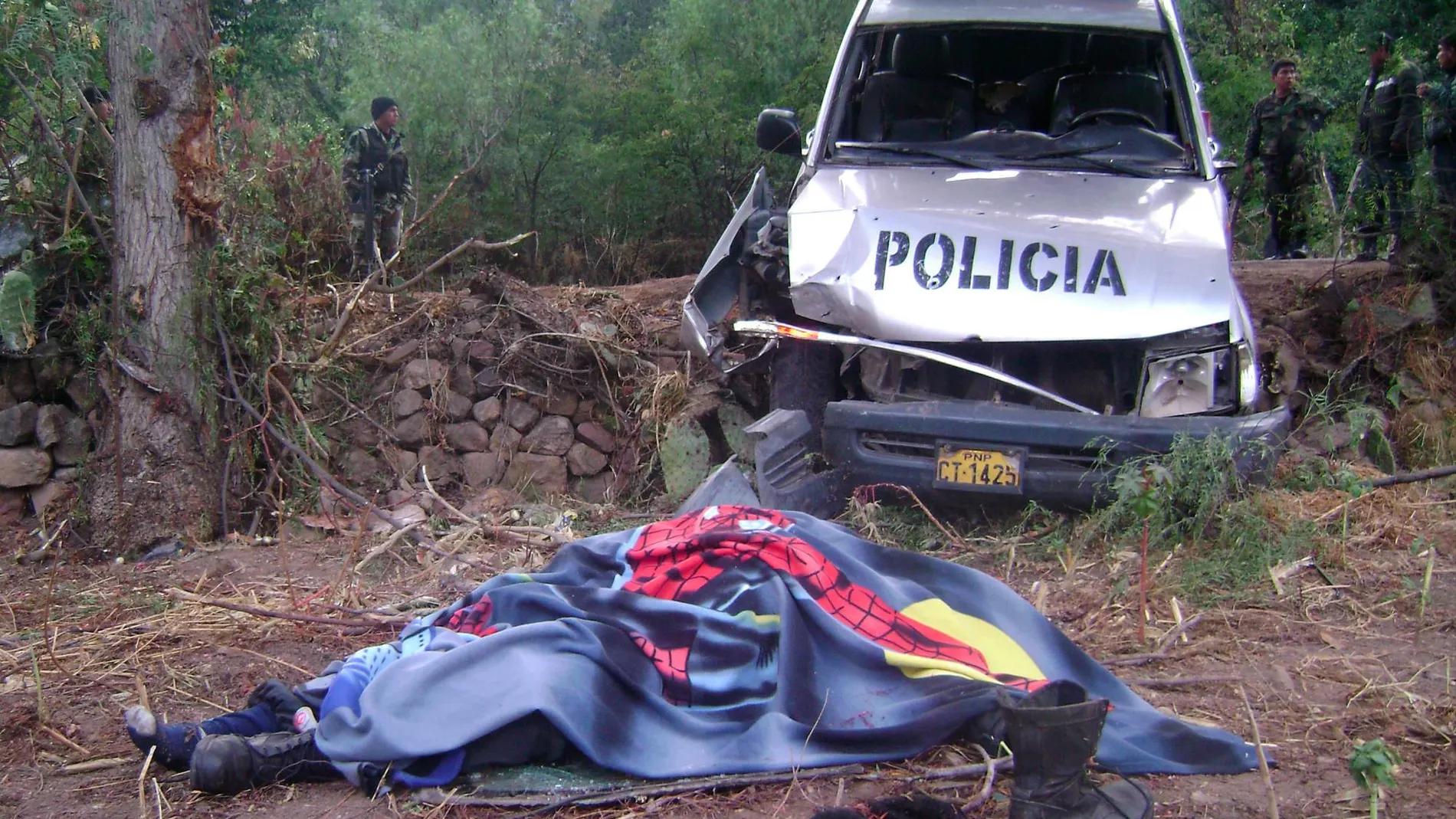 Fotografía del 16 de noviembre de 2008, de los cuerpos de tres policías que fueron asesinados en una emboscada atribuida a los remanentes del grupo guerrillero Sendero Luminoso en alianza con el narcotráfico.