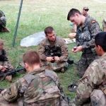 Un cadete español instruye a los alumnos estadounidenses en el montaje de fusil