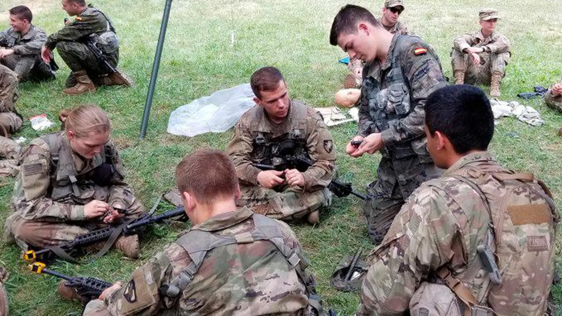 Un cadete español instruye a los alumnos estadounidenses en el montaje de fusil