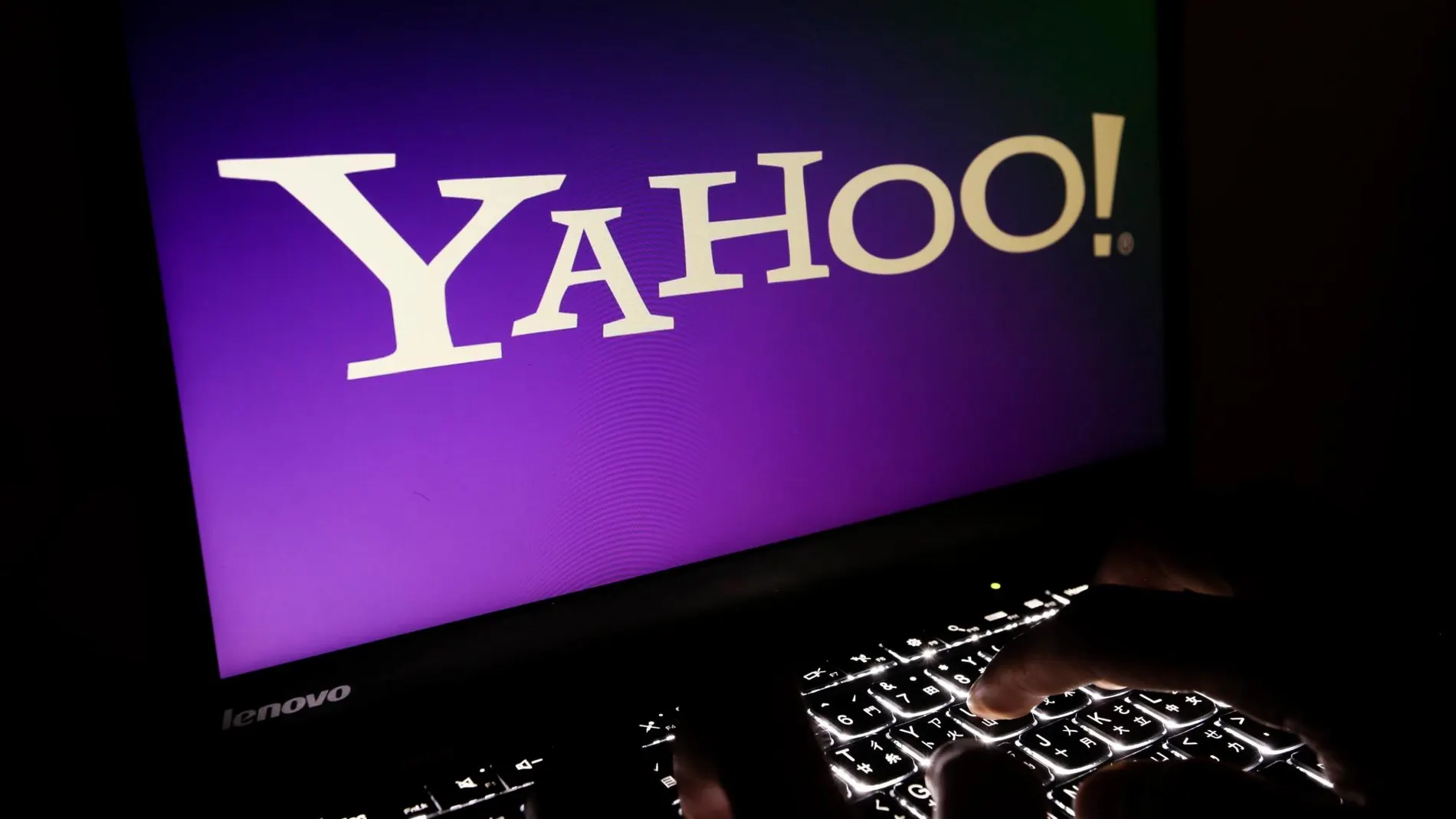 Un usuario entra en Yahoo / EFE