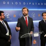 El portavoz de Vox en el Congreso, Iván Espinosa de los Monteros, acompañado de los diputados de Vox Joaquín Robles (i) y José María Figaredo (d), durante la rueda de prensa de hoy lunes