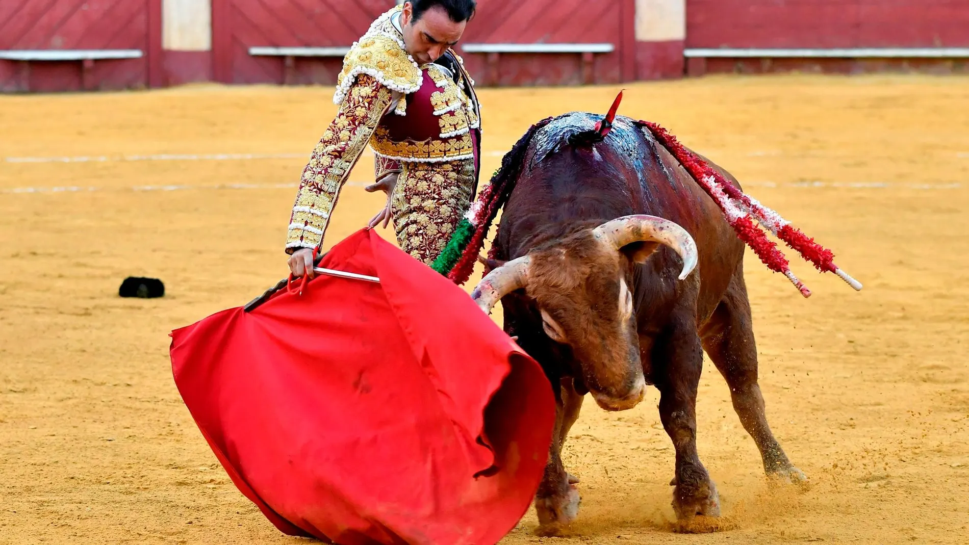 El diestro Enrique Ponce da un pase a su segundo toro durante el festejo de Feria de La Virgen del Mar / Efe