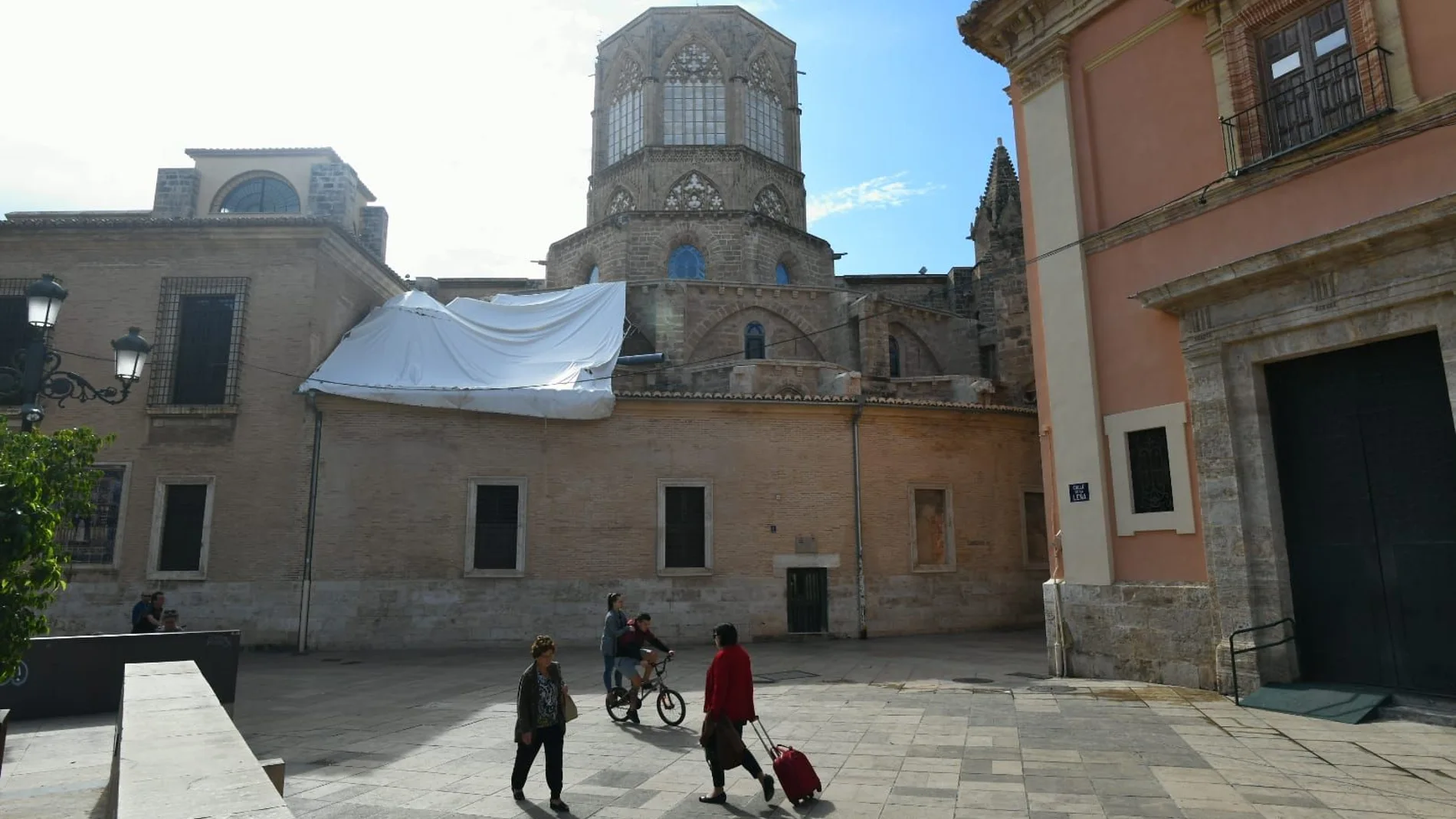 La fachada neoclásica, entre la plaza de la Almoina y la plaza de la Virgen de Valencia