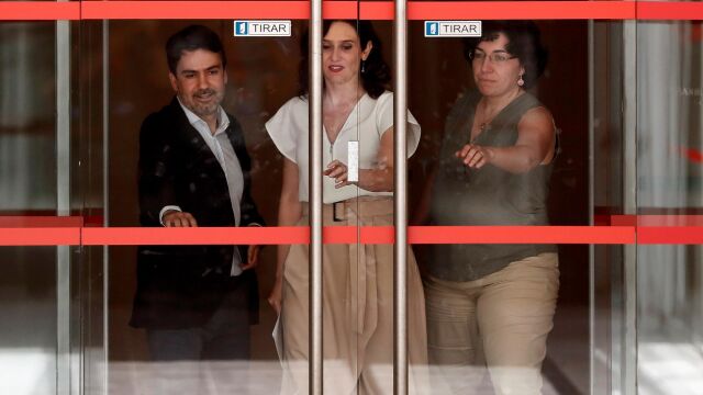 Isabel Díaz Ayuso (c), a su salida de una con el presidente de la Asamblea de Madrid, Juan Trinidad Martos, el pasado 2 de julio