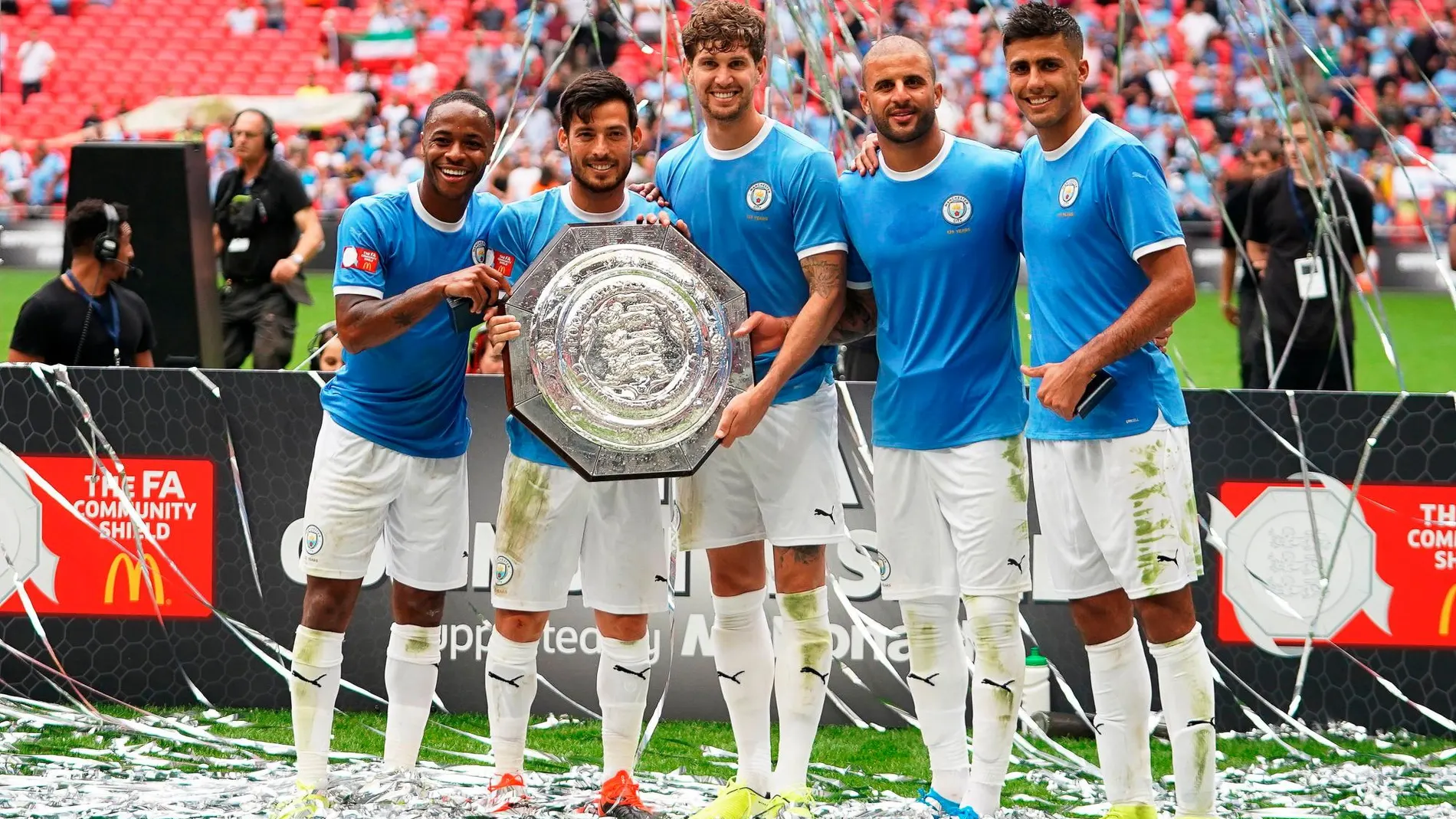 Futbolistas del City con el trofeo ganado
