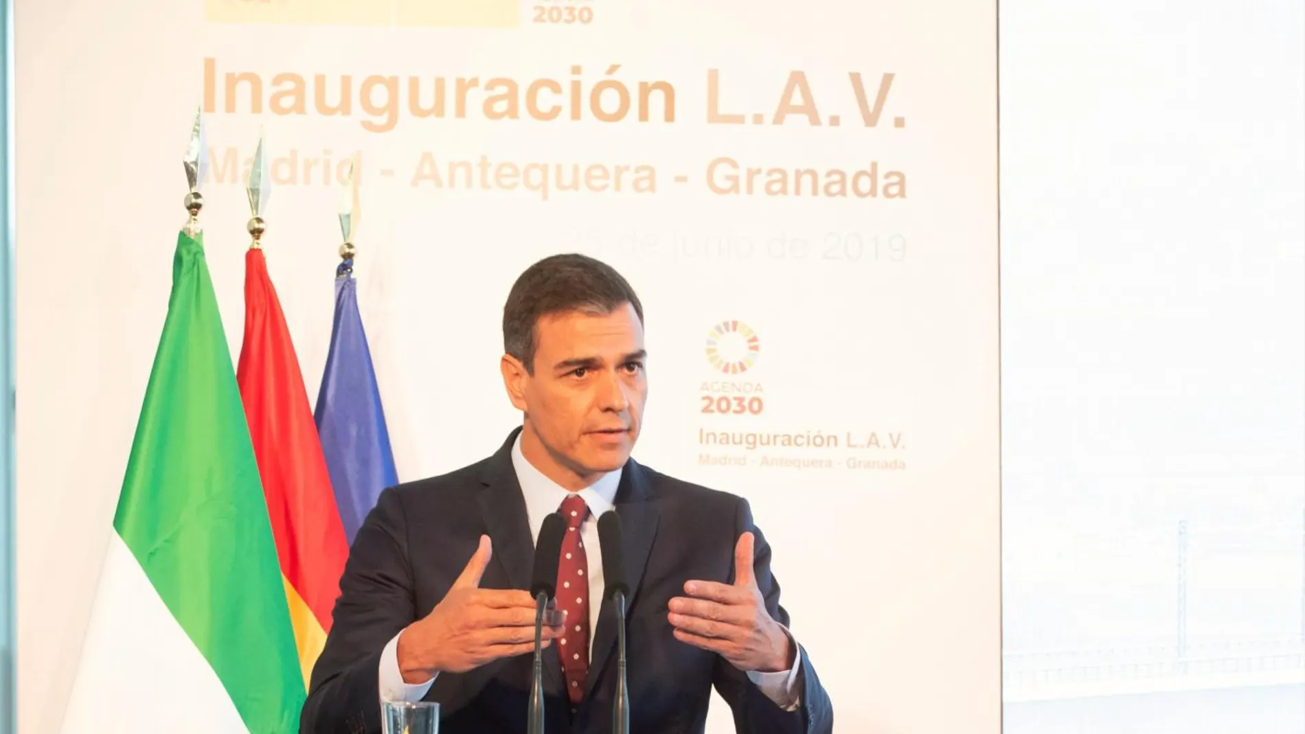 Sánchez inaugura el AVE Madrid-Granada, que acumula dos décadas de retrasos
