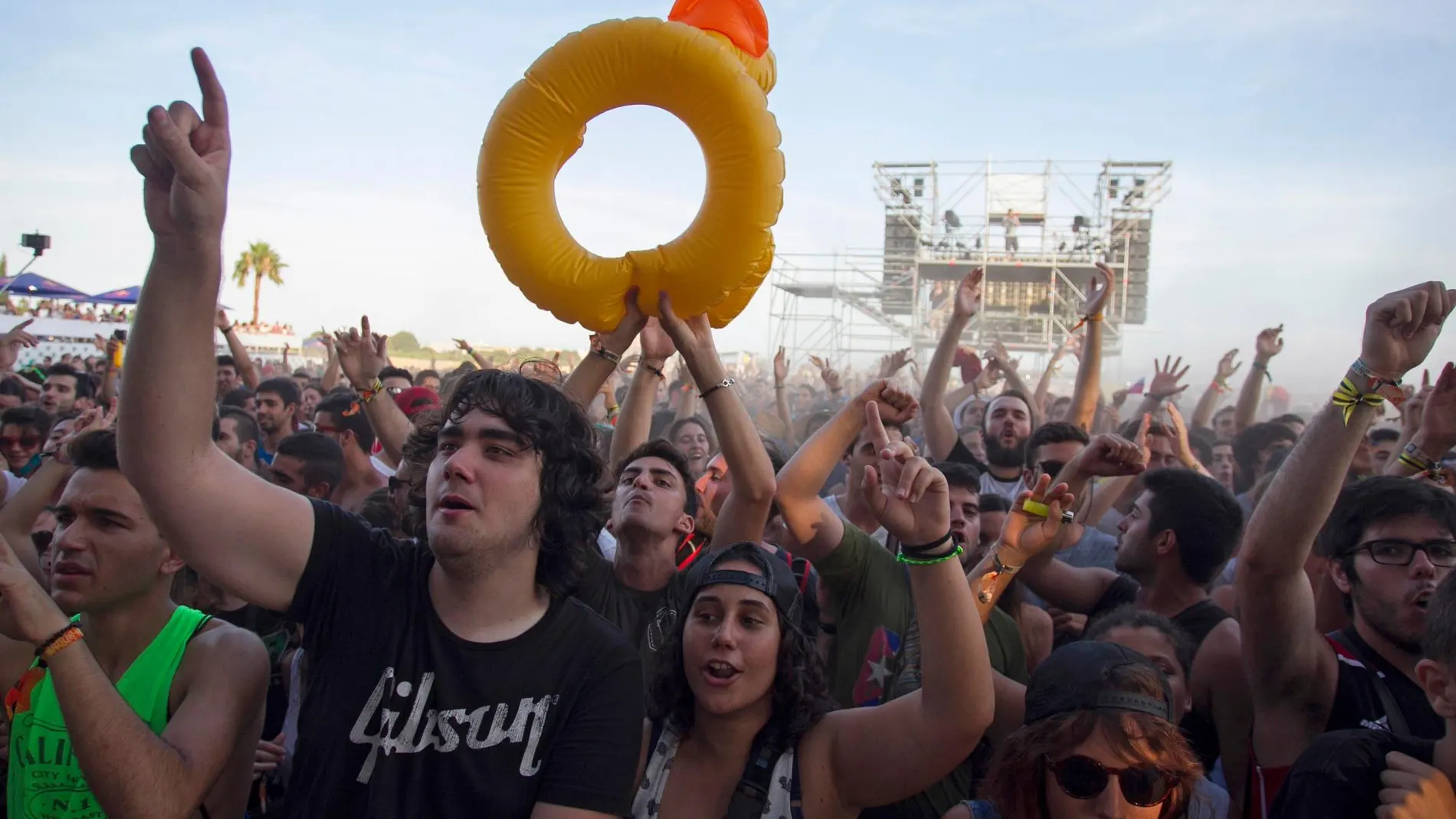 Asistentes al festival disfrutan de un concierto