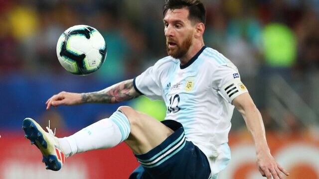 Messi controla la pelota en el Argentina-Venezuela