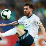 Messi controla la pelota en el Argentina-Venezuela