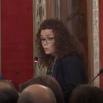 Llanos Cano durante su intervención acerca de una moción conjunta del PSOE, Podemos y Compromís contra la prostitución y la trata de mujeres