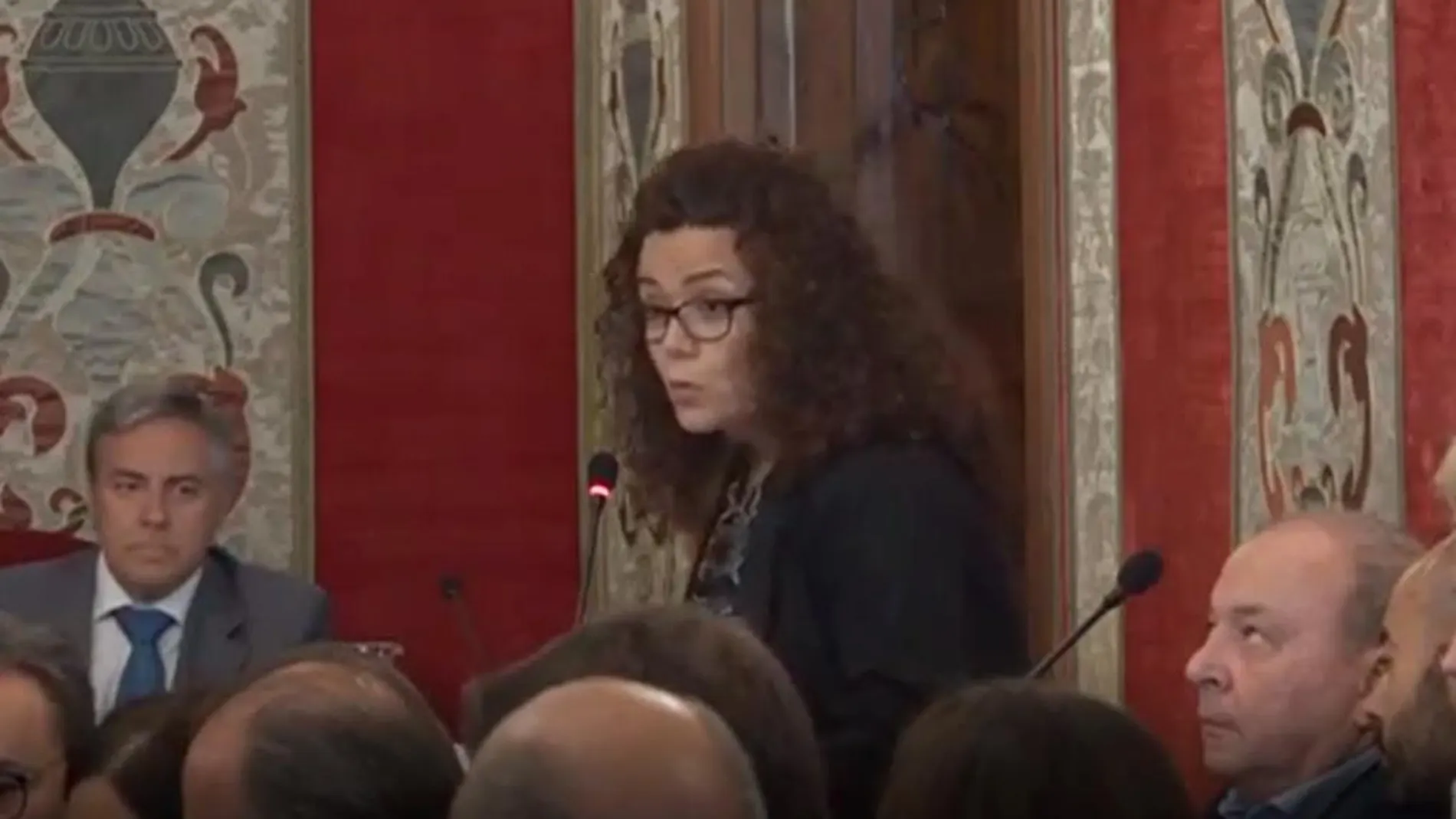 Llanos Cano durante su intervención acerca de una moción conjunta del PSOE, Podemos y Compromís contra la prostitución y la trata de mujeres