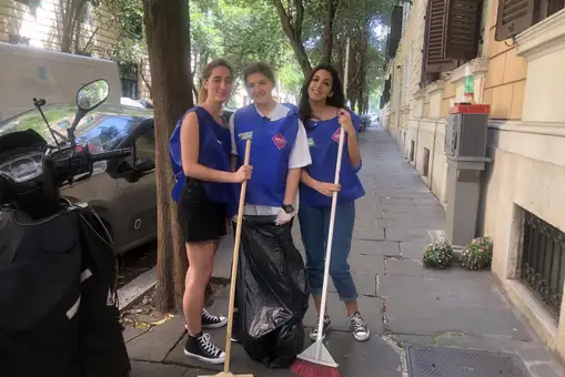A golpe de espátulas y escobas, jóvenes voluntarios ayudan a devolverle el decoro a los barrios de Roma