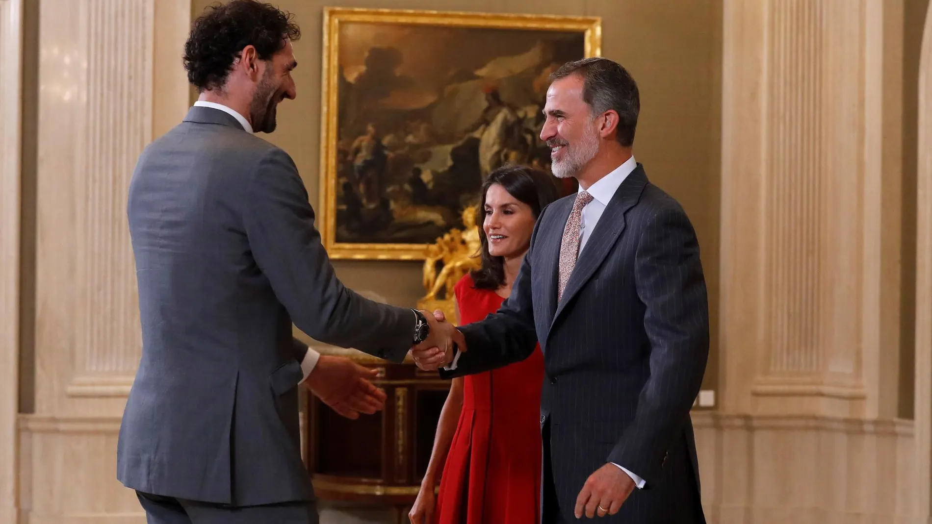 Jorge Garbajosa, presidente de la Federación, saluda a los Reyes