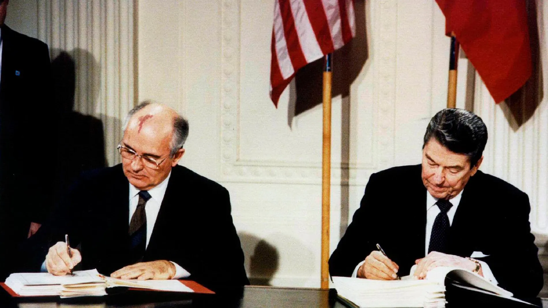 Mijail Gorbachov y Ronald Reagan firman el tratado INF, 8 diciembre 1987 / Reuters