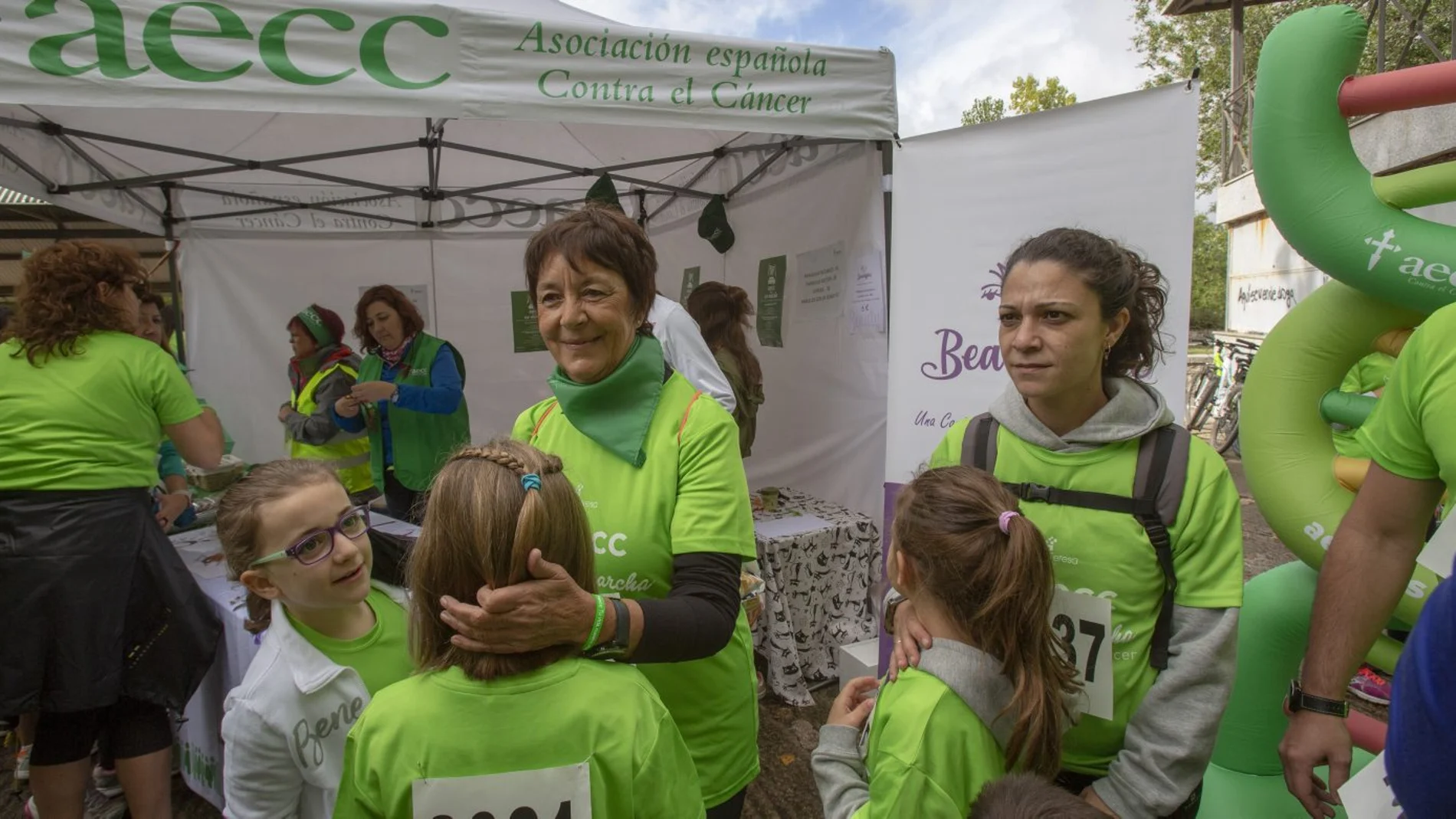 La delegada del Gobierno, Mercedes Martín, conversa con varias niñas participantes en la marcha