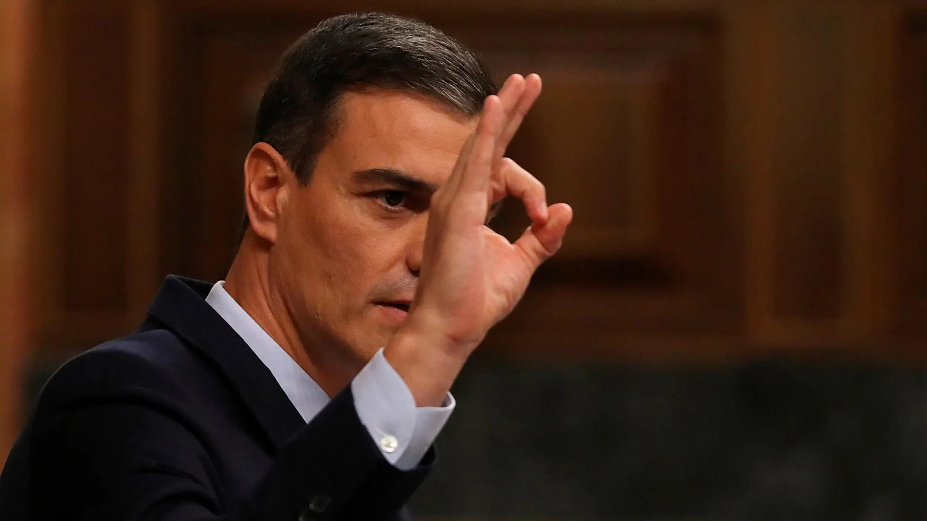 Pedro Sánchez contesta desde el estrado del Congreso. EFE/J.J.Guillén