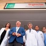 El consejero de Salud junto a los médicos del Virgen del Rocío de Sevilla, cuyas urgencias visitó el viernes / Foto: La Razón