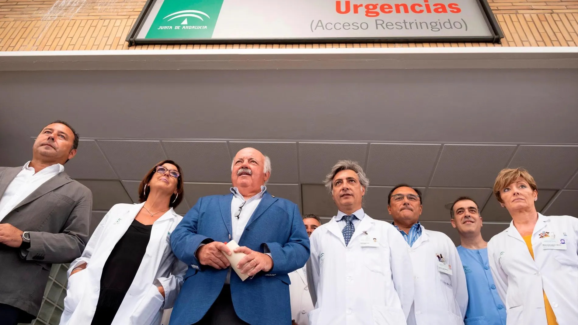 El consejero de Salud junto a los médicos del Virgen del Rocío de Sevilla, cuyas urgencias visitó el viernes / Foto: La Razón