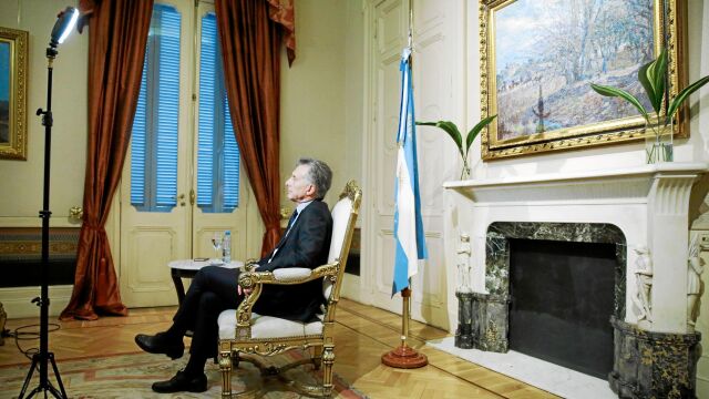 El presidente argentino, Mauricio Macri aspira a la reelección en octubre para proseguir con sus reformas. El rescate del FMI y el apagón juegan en su contra