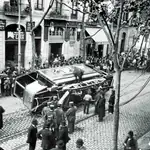 Un tranvía volcado en una calle de Barcelona durante la Semana Trágica, verano de 1909